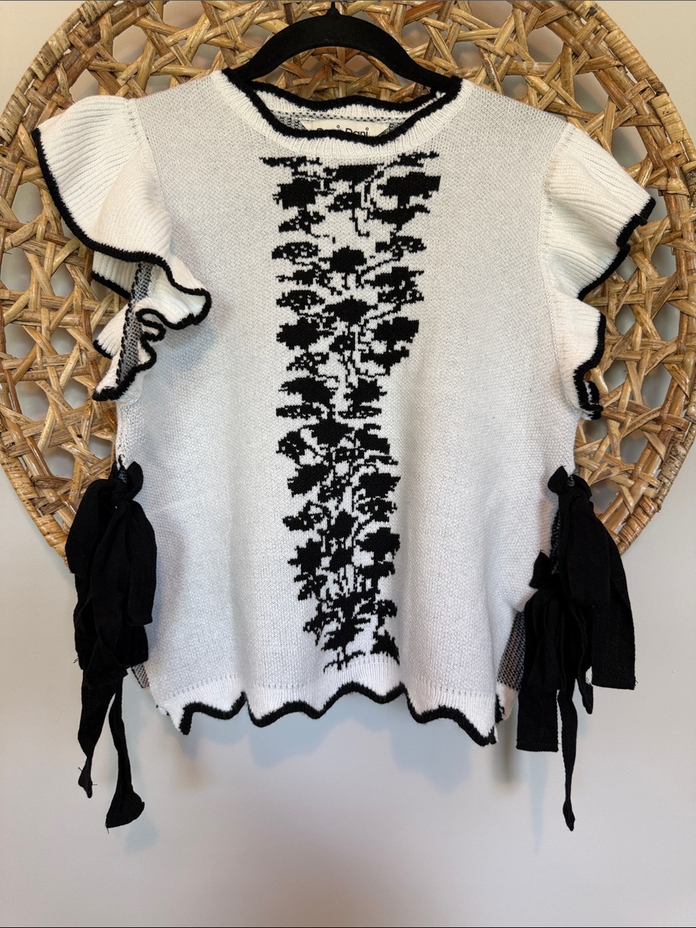 Davi & Dani Black & White Floral Knit Ruffle Sleeve Top